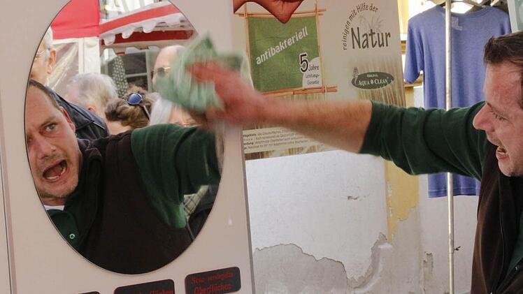 Für den Frühjahrsputz braucht dieser Marktschreier nur ein "Zaubertuch".  Foto: Josef Hofbauer