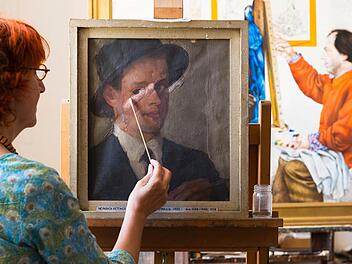 Restaurierung eines Gemäldes durch die Restauratorin Eva Pridöhl. Foto: Annette Kradisch