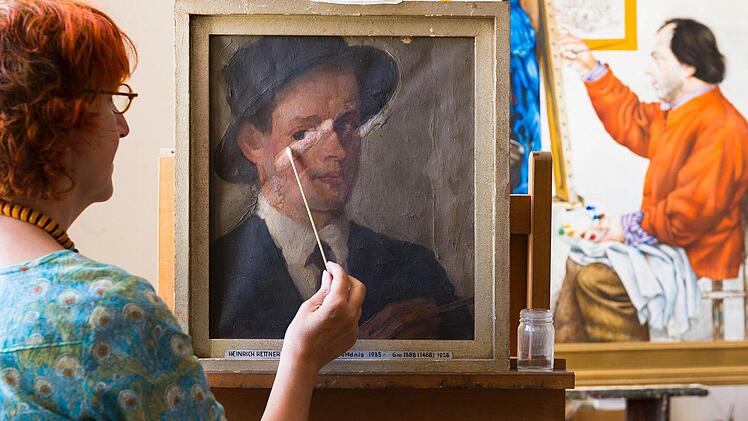 Restaurierung eines Gemäldes durch die Restauratorin Eva Pridöhl. Foto: Annette Kradisch