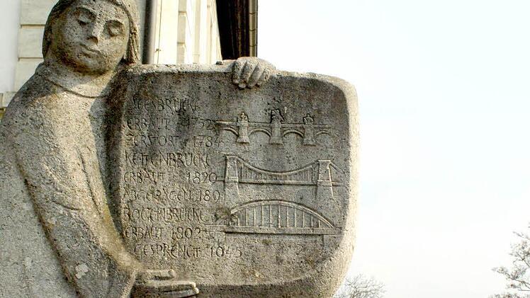 Bis zum Bau der heutigen Kettenbrücke in den Jahren 2009/2010 stand dieser Stein, der an drei Vorgänger-Bauten erinnert, in Bamberg an der Kettenbrücke. Archivbild: Ronald Rinklef