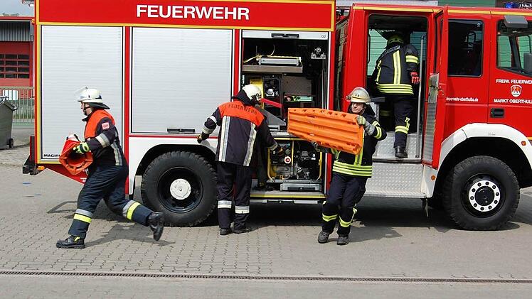 Viel arbeitet die Freiwillige Feuerwehr Oberthulba und das auch überörtlich. Der bereits seit längerem aus dem Verkehr gezogene Wasserwerfer Baujahr 1973 wird jetzt durch ein neues Fahrzeug TLF 4000 ersetzt.  Foto: Günther Straub