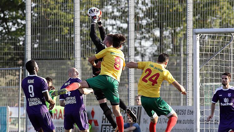 FCE-Torwart fängt einen Eckball sicher. Die DJKler Johannes Wolfschmidt (Nr. 8) und Christopher Kettler (Nr. 24) gehen leer aus. Foto: sportpress