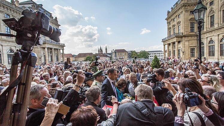 Ja wo ist sie denn? Im Riesenandrang von Schaulustigen und Medien ging Schwedens Königin vor der Würzburger Residenz nahezu unter. Foto: Patty Varasano