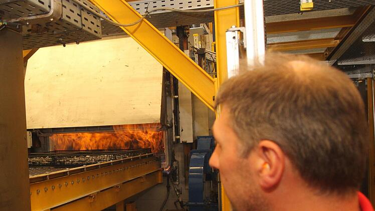 Nicht wiederzuerkennen gegenüber früher ist der moderne Hochofen, der bis zu einer Temperatur von 850 Grad Celsius das Material erhitzt - mit Mitarbeiter Andreas Popp.