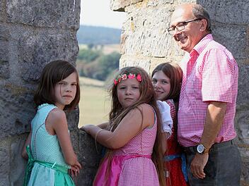 Mit ihrem Eltmanner Opa waren die "Semm-Enkelinnen" auf den Turm gestiegen. Von hier aus hat man einen tollen Bild ins Maintal und weiter in die "Heiligen Länder". Fotos: Günther Geiling