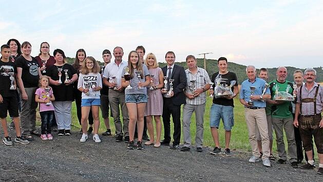 Zusammen mit Sportleiter Erich Schwab (rechts), Sch&uuml;tzenmeister Bertram Schad (daneben) und stellvertretendem B&uuml;rgermeister Harald Deringer (neunter von links) stellten sich die erfolgreichsten Sch&uuml;tzen in Ditterswind zu einem Erinnerungsbild auf. Fotos: Jens Fertinger
