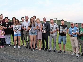Zusammen mit Sportleiter Erich Schwab (rechts), Sch&uuml;tzenmeister Bertram Schad (daneben) und stellvertretendem B&uuml;rgermeister Harald Deringer (neunter von links) stellten sich die erfolgreichsten Sch&uuml;tzen in Ditterswind zu einem Erinnerungsbild auf. Fotos: Jens Fertinger