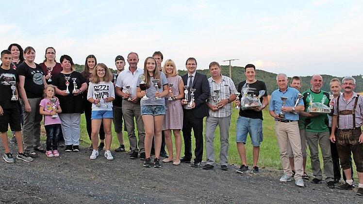 Zusammen mit Sportleiter Erich Schwab (rechts), Sch&uuml;tzenmeister Bertram Schad (daneben) und stellvertretendem B&uuml;rgermeister Harald Deringer (neunter von links) stellten sich die erfolgreichsten Sch&uuml;tzen in Ditterswind zu einem Erinnerungsbild auf. Fotos: Jens Fertinger