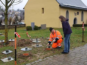 Noch in  Arbeit ist die Anlage eines Baumgräberfeldes auf dem Stammbacher Friedhof, das Pfarrerin Susanne Sahlmann mit Kirchenvorstand Wolfgang Sieger begutachtet.Klaus Klaschka