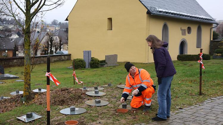 Noch in  Arbeit ist die Anlage eines Baumgräberfeldes auf dem Stammbacher Friedhof, das Pfarrerin Susanne Sahlmann mit Kirchenvorstand Wolfgang Sieger begutachtet.Klaus Klaschka