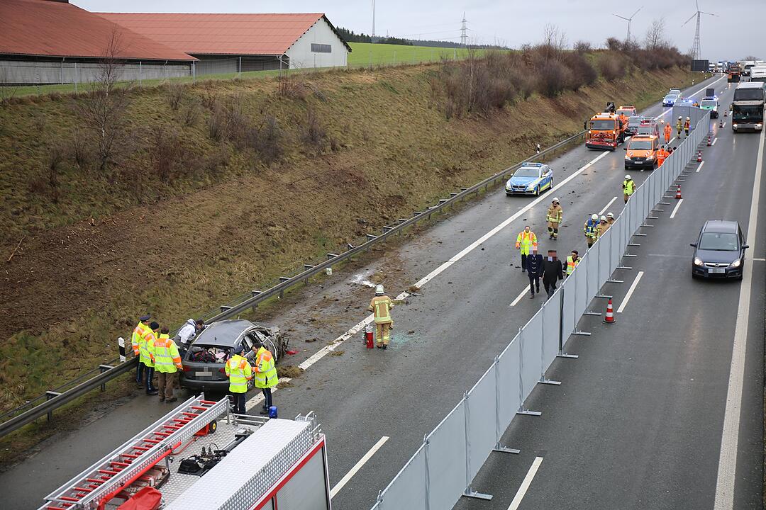 Unfall auf der A9: Familie mit Säugling schwer verletzt