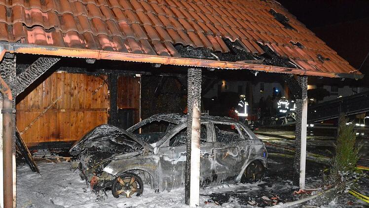 Total ausgebrannt sind am Montagabend ein Pkw und ein Carport in Oerlenbach in der Karl-Karch-Straße. Foto: Peter Rauch