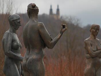 Drei von insgesamt acht Bronzeskulpturen des Nürnberger Bildhauers Wilhelm Uhlig im Staffelsteiner Kurpark. Aus dem gleichen Metall wie die Plastiken im Kurpark ist übrigens die Figur des Adam Ries(e) geschaffen, die unweit des Rathauses, am Beginn der Bahnhofstraße, zu finden ist. Foto: Matthias Einwag