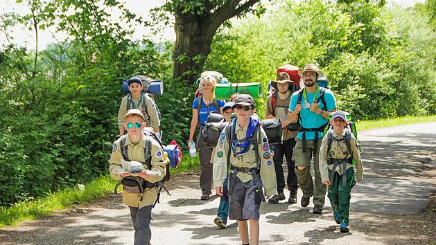Die Jungpfadfinder aus Tennenlohe w&auml;hlten ihre Route nach Aschbach &uuml;ber den Treibweg in H&ouml;chstadt.  Foto: Andreas Dorsch