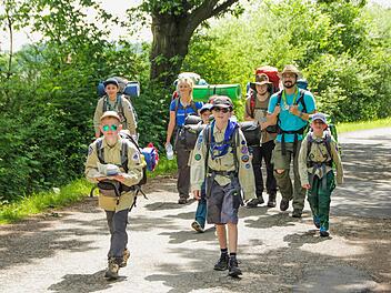 Die Jungpfadfinder aus Tennenlohe wählten ihre Route nach Aschbach über den Treibweg in Höchstadt.  Foto: Andreas Dorsch