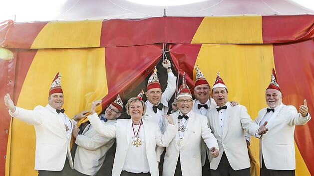 Der Elferrat hat sich vor dem Giovanni-Zirkuszelt schon einmal in Schale geworfen. Foto: Barbara Herbst