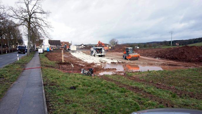 Etwa 100 mal 100 Meter groß ist das Grundstück in Eyrichshof, auf dem die Baufahrzeuge angerückt sind, um die Produktionsstätte für die Firma Lang zu errichten (im Hintergrund die "Specke)".  Helmut Will