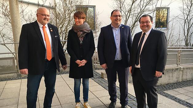 Ein strahlender Sieger: Hallstadts B&uuml;rgermeister Thomas S&ouml;der und seine Konkurrenz ums B&uuml;rgermeisteramt Heiko Nitsche, Verena Luche und Herbert Diller (von rechts)Foto: Anette Schreiber