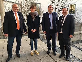 Ein strahlender Sieger: Hallstadts Bürgermeister Thomas Söder und seine Konkurrenz ums Bürgermeisteramt Heiko Nitsche, Verena Luche und Herbert Diller (von rechts)Foto: Anette Schreiber