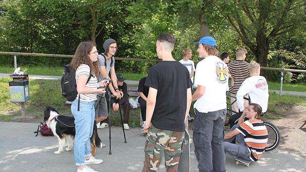Die Streetworker Lena Jungkunz (mit Hund Oskar) und Lukas Lauterbach (links) suchen bei ihren Rundg&auml;ngen immer wieder das Gespr&auml;ch mit Jugendlichen - hier am Skaterpark am Schwedensteg.  Amelie Theuer