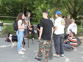 Die Streetworker Lena Jungkunz (mit Hund Oskar) und Lukas Lauterbach (links) suchen bei ihren Rundgängen immer wieder das Gespräch mit Jugendlichen - hier am Skaterpark am Schwedensteg.  Amelie Theuer