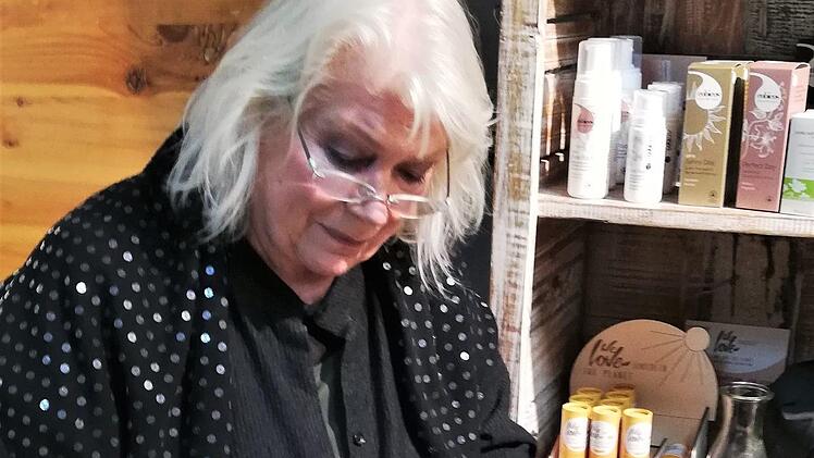 Heide Sommer beim Signieren ihres Buches "Lassen Sie mich mal machen".