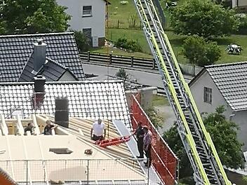 Mit der Drehleiter wurde der Zimmermann geborgen.