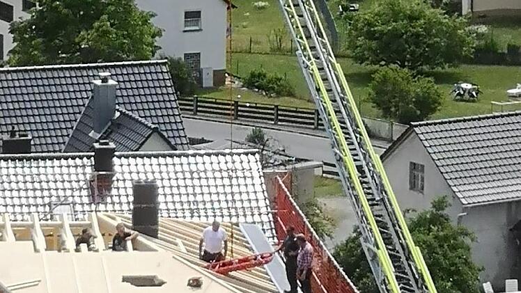 Mit der Drehleiter wurde der Zimmermann geborgen.