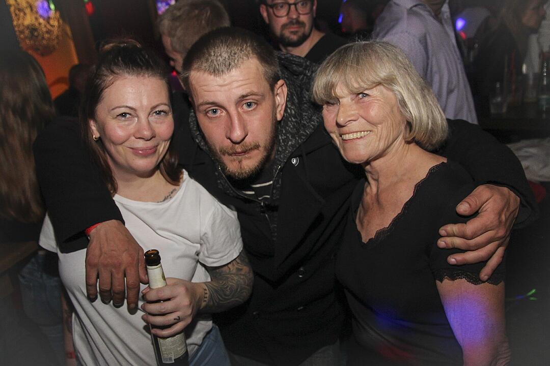 Volles Haus, erwachsene Partypeople und eine ausgelassene Feier!