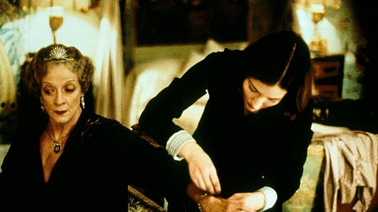 In Robert Altmans "Gosford Park" - hier eine Szene mit Kelly McDonald (rechts, als Mary) und Maggie Smith (als Lady Constance) - treffen zwei unterschiedliche Welten aufeinander: die der Belle Etage und die des Dienstpersonals.