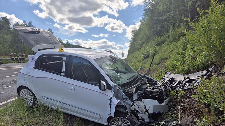 R&ouml;dental: Schwerer Unfall mit drei Fahrzeugen - B4 gesperrt