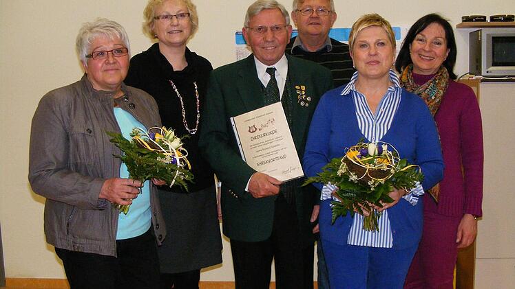 Nach 26 Jahren als Vorsitzender wurde Richard Schmitt (Mitte) zum Ehrenvorstand des Zeckerner Gesangvereins ernannt. Die neu gewählte Vorstandschaft bilden unter anderem Ilona Schmitt, Monika Samigk, Georg Müller, Josefine Wersal und Ingrid Richter (von links).  Foto: mle