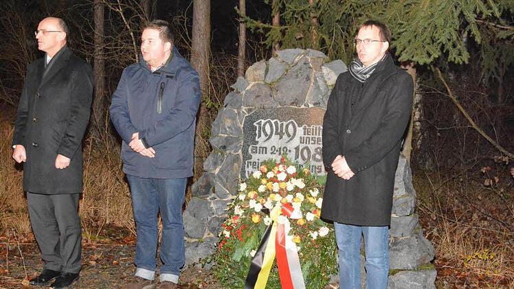 Einen Kranz legten (von links) Landrat Wilhelm Schneider, Bürgermeister Christopher Other und Bürgermeister Wolfram Thein nieder. Sie dachten nicht nur der Wiedervereinigung, sondern auch der Menschen, die am "Eisernen Vorhang" ihr Leben ließen.  Foto: Gerhard Schmidt