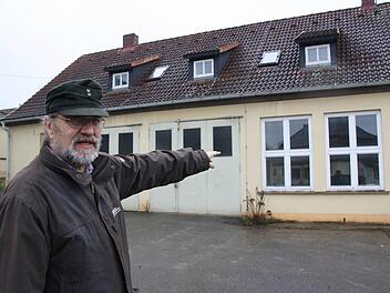 Heinrich Hümpfner, stellvertretender Leiter des Forstbetriebs Bad Brückenau, zeigt auf das Gebäude, in dem die neue Lehrlingswerkstatt, der Zerwirkraum und ein Büroraum eingerichtet werden. Foto: Archiv/Ralf Ruppert