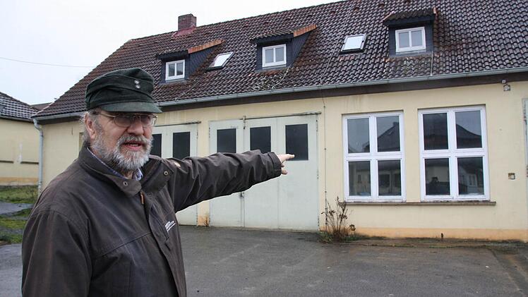 Heinrich Hümpfner, stellvertretender Leiter des Forstbetriebs Bad Brückenau, zeigt auf das Gebäude, in dem die neue Lehrlingswerkstatt, der Zerwirkraum und ein Büroraum eingerichtet werden. Foto: Archiv/Ralf Ruppert
