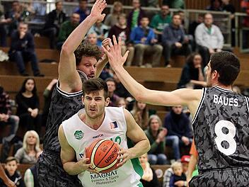 Leon Kratzer, der sich hier gegen die Hamburger Stefan Schmidt (l.) und Helge Baues (r.) durchsetzt, legte mit elf Punkten und elf Rebounds ein "double-double" auf.  Fotos: sportpress/Kilian Schmitt