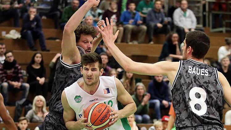 Leon Kratzer, der sich hier gegen die Hamburger Stefan Schmidt (l.) und Helge Baues (r.) durchsetzt, legte mit elf Punkten und elf Rebounds ein "double-double" auf.  Fotos: sportpress/Kilian Schmitt