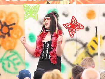 Bunt und schrill, so zeigtensich die Oberwildfleckener wieder beim tradtionellen Waldfest. Foto: Sebastian Schmitt-Mathea