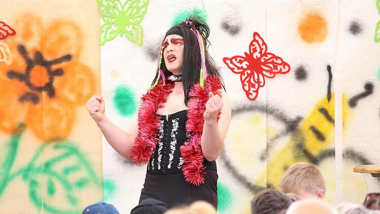 Bunt und schrill, so zeigtensich die Oberwildfleckener wieder beim tradtionellen Waldfest. Foto: Sebastian Schmitt-Mathea