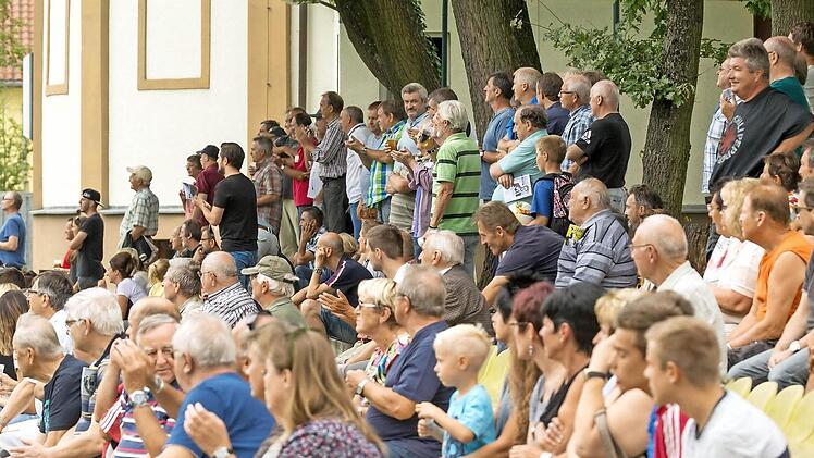 Mit dem Erfolg kommen die Zuschauer. Am Dienstag im Pokal gegen die SpVgg Bayreuth darf sich die SpVgg Jahn Forchheim sicher über eine volle Tribüne freuen. Foto: Felix Schott
