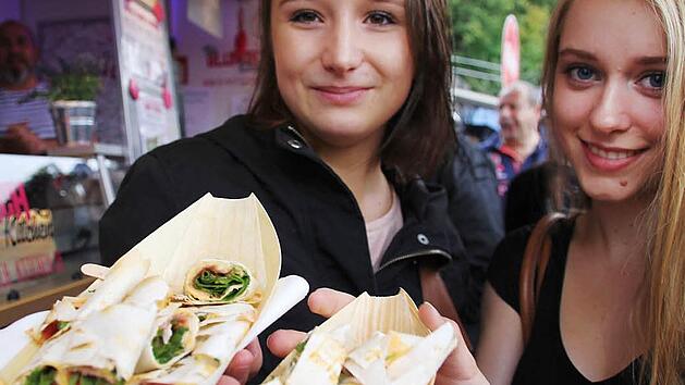 "G'schmackige F&uuml;lle in knuspriger H&uuml;lle" wirbt Inhaber Alex Kay f&uuml;r seinen "Blunch". Sophie und Carolin sind gespannt. Foto: Nelly Ritz