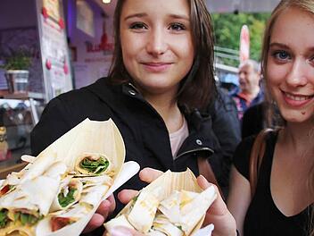 "G'schmackige Fülle in knuspriger Hülle" wirbt Inhaber Alex Kay für seinen "Blunch". Sophie und Carolin sind gespannt. Foto: Nelly Ritz