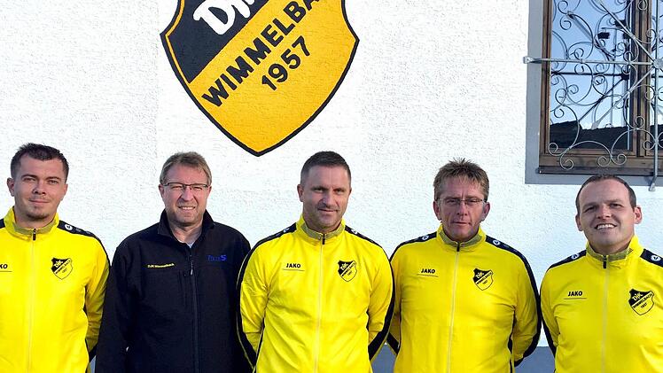 Die Führungsriege der DJK Wimmelbach, von links: Alexander Fediouk (Teammanager/Torwart), Herbert Stilkerich (1. Vorstand), Markus Schock (neuer Trainer), Lukas Walter (Spielleiter) und Sebastian Sawinsky (Teammanager). Es fehlt urlaubsbedingt Abteilungsleiter Sven Gößwein.  Foto: DJK Wimmelbach