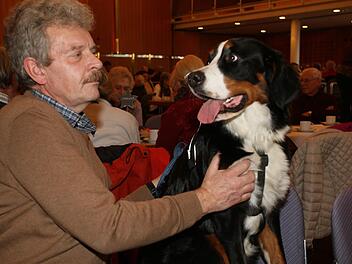 Alfred und Hopf mit H&uuml;ndin Kimba, einem Berner Sennenhund, die er und seine Frau Regina im April aus dem Terheim geholt haben. Foto: Desombre