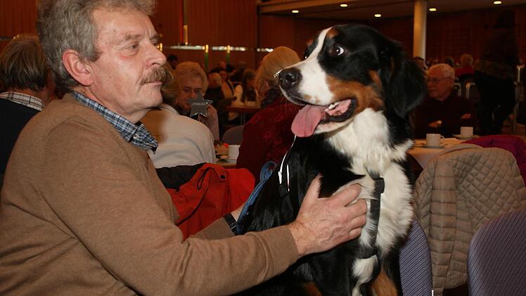 Alfred und Hopf mit H&uuml;ndin Kimba, einem Berner Sennenhund, die er und seine Frau Regina im April aus dem Terheim geholt haben. Foto: Desombre