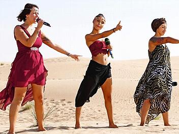 Carolin Bäz-Dölle (links) beim gemeinsamen Auftritt mit Chamelle Moser aus Wien und und Natalie Ehrlich aus Helsa mitten in der Wüste von Dubai. Diesmal konnte sie die Jury nicht genug begeistern. Foto: RTL / Stefan Gregorowius