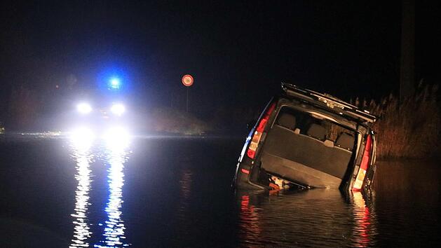 Der Versuch, trotz Hochwasser bei Pommersfelden eine Abk&uuml;rzung zu nehmen, misslang am fr&uuml;hen Sonntagmorgen geh&ouml;rig. Der Fahrer war wohl alkoholisiert.  Foto: NEWS5 / Merzbach