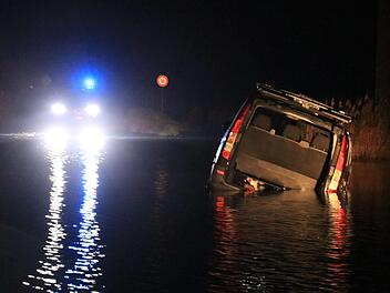 Der Versuch, trotz Hochwasser bei Pommersfelden eine Abkürzung zu nehmen, misslang am frühen Sonntagmorgen gehörig. Der Fahrer war wohl alkoholisiert.  Foto: NEWS5 / Merzbach