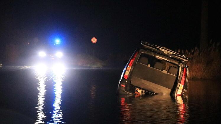 Der Versuch, trotz Hochwasser bei Pommersfelden eine Abkürzung zu nehmen, misslang am frühen Sonntagmorgen gehörig. Der Fahrer war wohl alkoholisiert.  Foto: NEWS5 / Merzbach