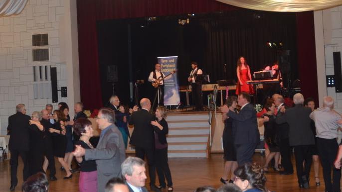 Schon nach wenigen Takten der Show- und Partyband "Andorras" wurde von den Tanzliebhabern die Tanzfläche gefüllt. Es wurde bis nach Mitternacht eifrig getanzt.Karl-Heinz Hofmann